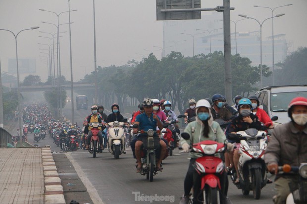 Sương mù bao phủ, TP.HCM mờ ảo như Đà Lạt - Ảnh 2.