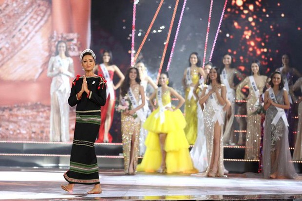 Những màn final walk ấn tượng của Hoa hậu Việt: HHen Niê đi chân đất, Tiểu Vy tựa nữ thần - Ảnh 2.