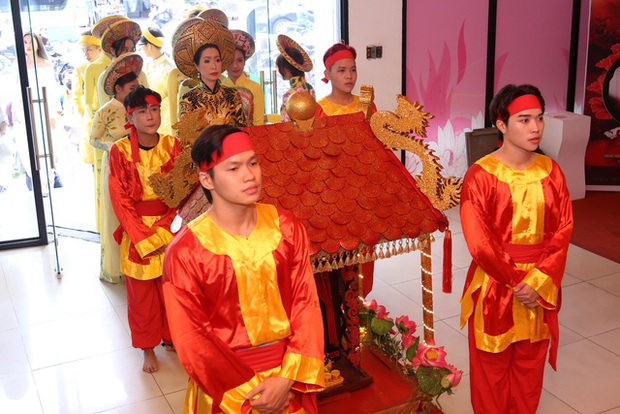 Sao Việt dự giỗ Tổ sân khấu: Trịnh Kim Chi làm lễ trang nghiêm, dàn nghệ sĩ rộn ràng tề tựu - Ảnh 2.