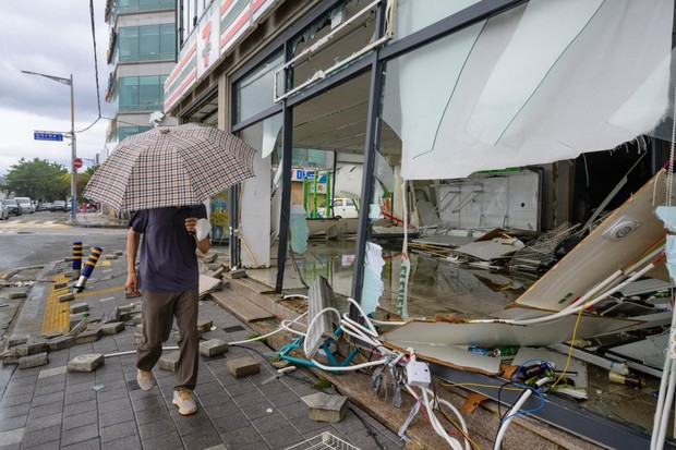 Miền Nam Hàn Quốc hoang tàn sau cơn bão lịch sử - Ảnh 18.