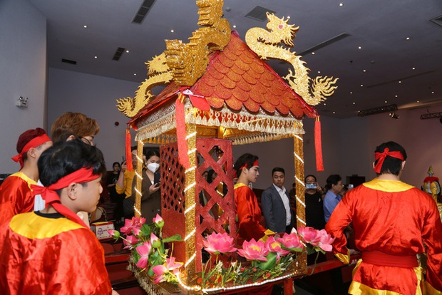 Sao Việt dự giỗ Tổ sân khấu: Trịnh Kim Chi làm lễ trang nghiêm, dàn nghệ sĩ rộn ràng tề tựu - Ảnh 3.