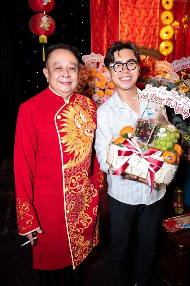 Sao Việt dự giỗ Tổ sân khấu: Trịnh Kim Chi làm lễ trang nghiêm, dàn nghệ sĩ rộn ràng tề tựu - Ảnh 22.