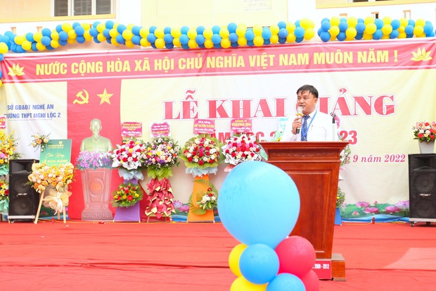 Touching image of the principal standing in the rain giving the opening speech - Photo 4. Touching image of the principal standing in the rain giving the opening speech - Photo 4.