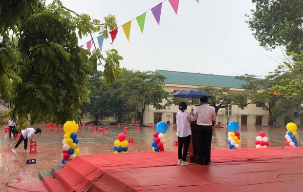 Touching image of the principal standing in the rain giving the opening speech - Photo 5. Touching image of the principal standing in the rain giving the opening speech - Photo 5.