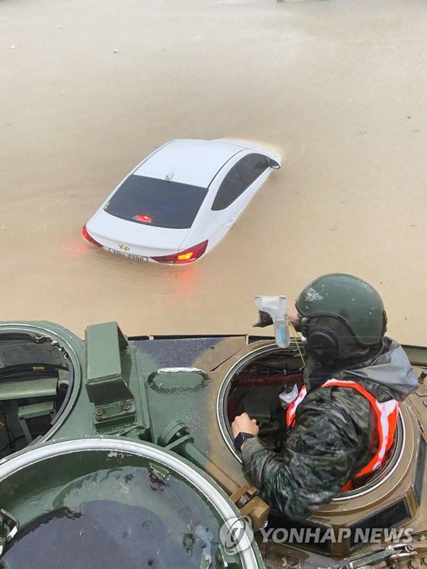 Hàn Quốc: 7 người chết thảm vì xuống hầm đậu xe đúng lúc mưa bão - Ảnh 5.