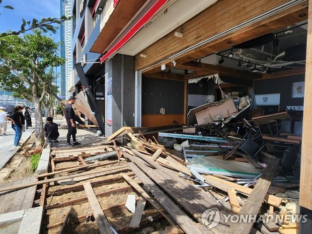 Hàn Quốc: 7 người chết thảm vì xuống hầm đậu xe đúng lúc mưa bão - Ảnh 11.