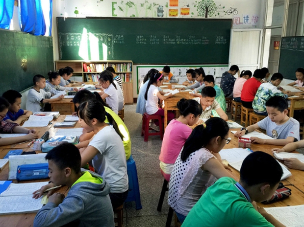 Những nguyên tắc giáo dục bất biến ở Trung Quốc: Học 14 tiếng mỗi ngày, không được sử dụng máy tính cầm tay - Ảnh 2.