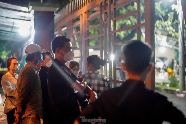 Cháy quán karaoke khiến 32 người tử vong: Trắng đêm nhận diện người thân - Ảnh 1.