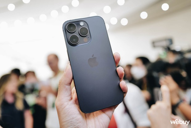 Cận cảnh iPhone 14 Pro tại sự kiện Apple: Thiết kế Dynamic Island, màu tím mới, loại bỏ khay SIM, giá không đổi - Ảnh 1.