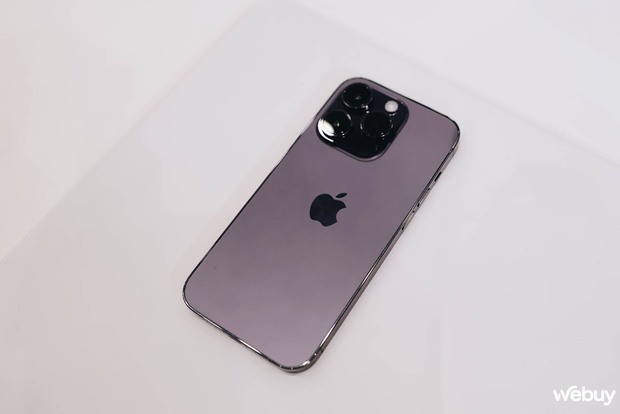 Cận cảnh iPhone 14 Pro tại sự kiện Apple: Thiết kế Dynamic Island, màu tím mới, loại bỏ khay SIM, giá không đổi - Ảnh 2.