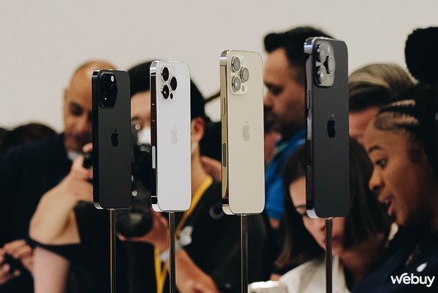 Cận cảnh iPhone 14 Pro tại sự kiện Apple: Thiết kế Dynamic Island, màu tím mới, loại bỏ khay SIM, giá không đổi - Ảnh 3.