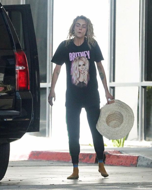 Người mẫu đình đám Cara Delevingne xuất hiện với hình ảnh bê bối, người hâm mộ lo ngại - Ảnh 4.