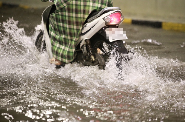 Hầm chui trăm tỷ ở Đà Nẵng lại ngập nước sau mưa, nhiều người bị ngã xe - Ảnh 5.