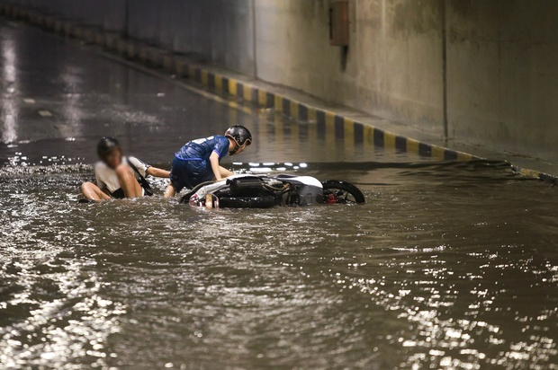 Hầm chui trăm tỷ ở Đà Nẵng lại ngập nước sau mưa, nhiều người bị ngã xe - Ảnh 8.