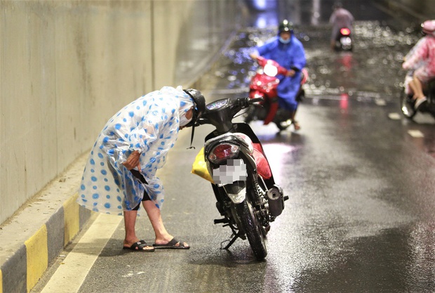Hầm chui trăm tỷ ở Đà Nẵng lại ngập nước sau mưa, nhiều người bị ngã xe - Ảnh 9.