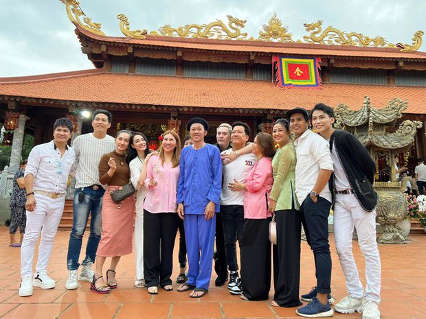 Trấn Thành, vợ chồng Trường Giang cùng dàn sao tề tựu tại đền thờ Tổ của nghệ sĩ Hoài Linh - Ảnh 9.