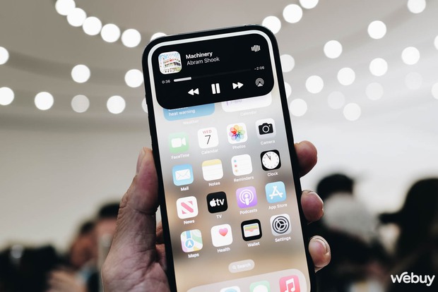 Cận cảnh iPhone 14 Pro tại sự kiện Apple: Thiết kế Dynamic Island, màu tím mới, loại bỏ khay SIM, giá không đổi - Ảnh 8.