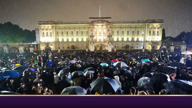 Người dân Anh và cộng đồng quốc tế tiếc thương Nữ hoàng Elizabeth II - Ảnh 1.