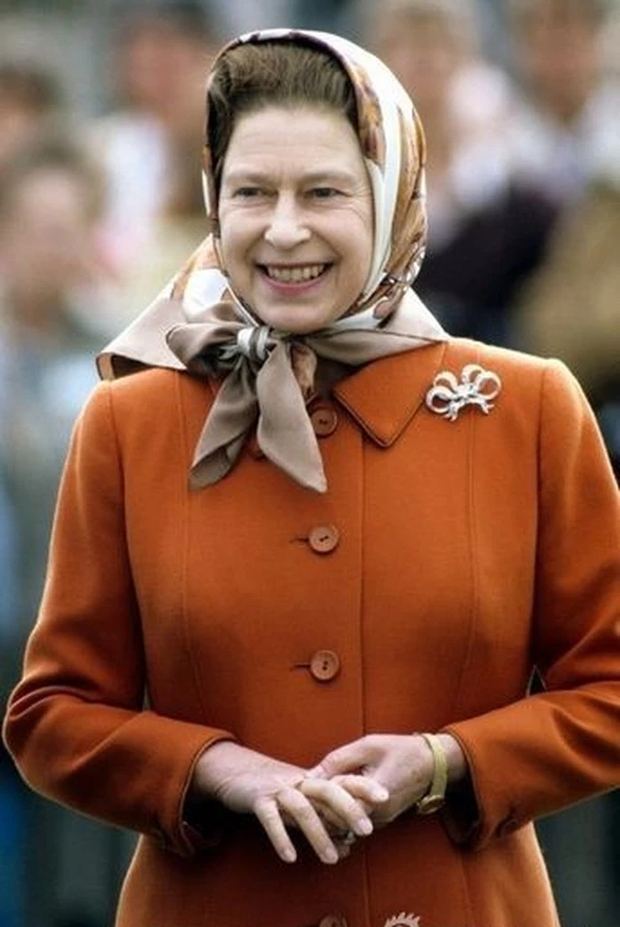 Bí mật đằng sau gu ăn mặc quyền lực của Nữ hoàng Anh suốt 70 năm trị vì - Ảnh 14.