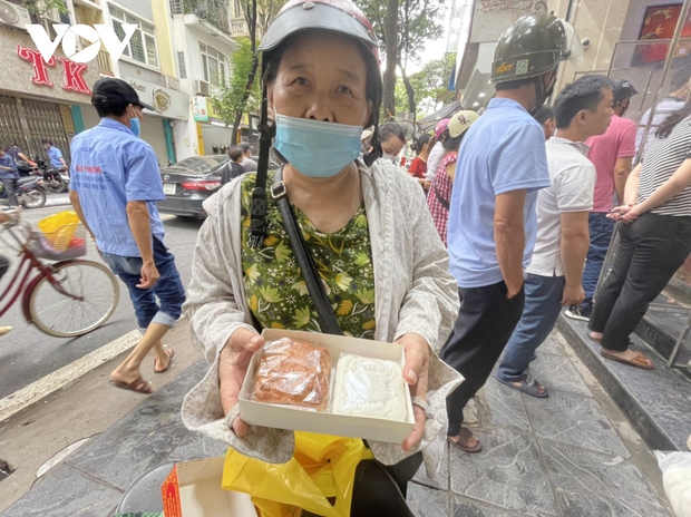 Dòng người xếp hàng mua bánh Trung thu truyền thống trên phố Thụy Khuê, Hà Nội - Ảnh 8.