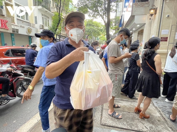 Dòng người xếp hàng mua bánh Trung thu truyền thống trên phố Thụy Khuê, Hà Nội - Ảnh 6.