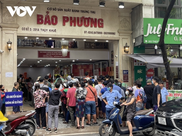 Dòng người xếp hàng mua bánh Trung thu truyền thống trên phố Thụy Khuê, Hà Nội - Ảnh 3.