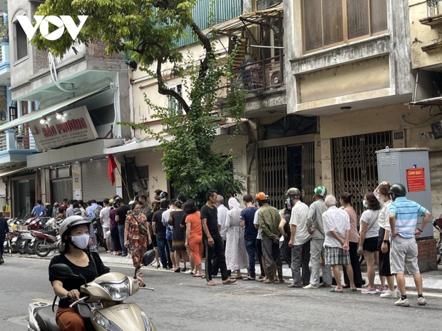 Dòng người xếp hàng mua bánh Trung thu truyền thống trên phố Thụy Khuê, Hà Nội - Ảnh 2.
