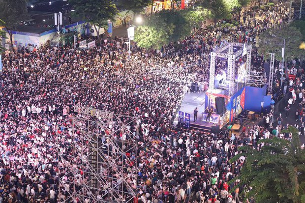 Phố đi bộ Nguyễn Huệ trước thời khắc đón 2023: Đông chưa từng thấy - Ảnh 2.