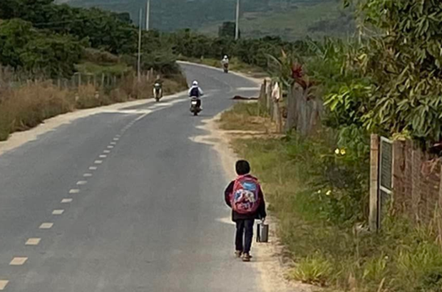 Bé trai đi bộ đến trường được quá giang gợi lại ký ức của nhiều người - Ảnh 1.