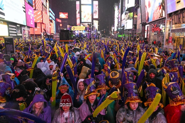 Gần 1 triệu người xem thả bóng đón năm mới ở quảng trường Thời Đại - Ảnh 3.