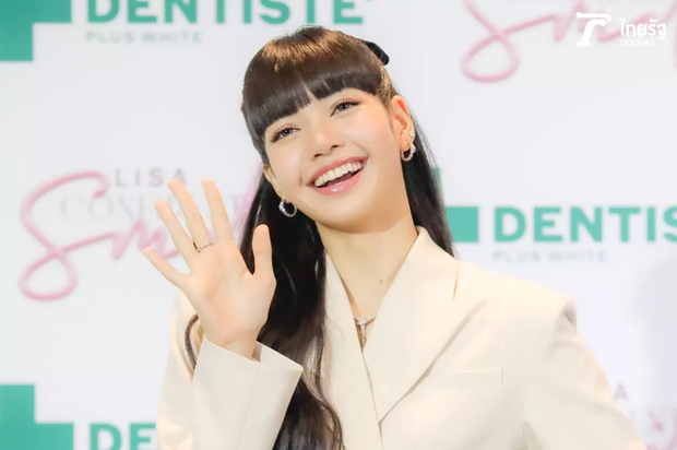 Lisa is as beautiful as a living doll when she attends an event in her hometown of Thailand, who knows that the CEO will give a toothpaste with 1.2 carats of diamonds - Photo 7.