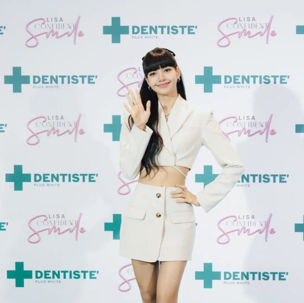 Lisa is as pretty as a living doll when she attends an event in her hometown of Thailand, who would have been given a toothpaste by the CEO with 1.2 carats of diamonds - Photo 3.