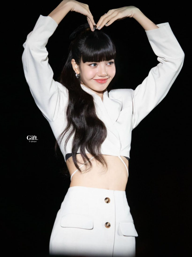 Lisa was as pretty as a living doll when she attended an event in her hometown of Thailand, who would have been given a toothpaste by the CEO with 1.2 carats of diamonds - Photo 2.