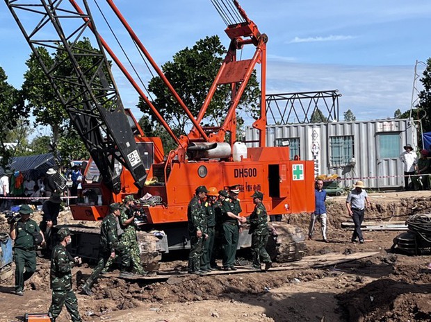 Chùm ảnh: 11 ngày đêm nỗ lực đưa bé trai lọt vào trụ bê-tông ở Đồng Tháp lên mặt đất - Ảnh 4.