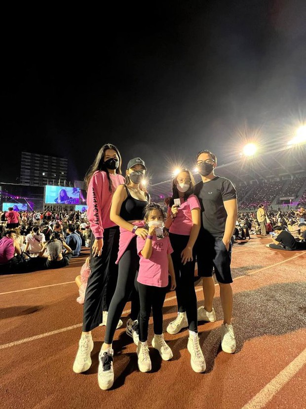 Phạm Quỳnh Anh đu concert BLACKPINK, bất ngờ trước khoảnh khắc đáng yêu của bạn trai với con gái - Ảnh 3.