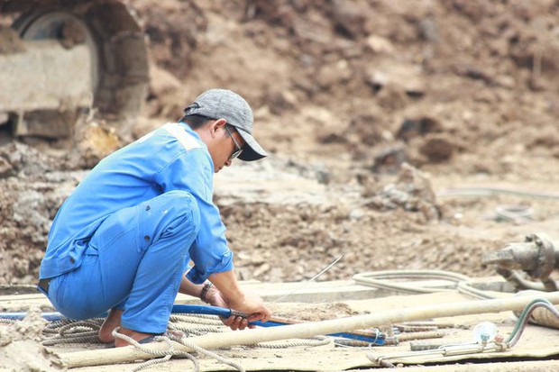Chùm ảnh: 11 ngày đêm nỗ lực đưa bé trai lọt vào trụ bê-tông ở Đồng Tháp lên mặt đất - Ảnh 19.