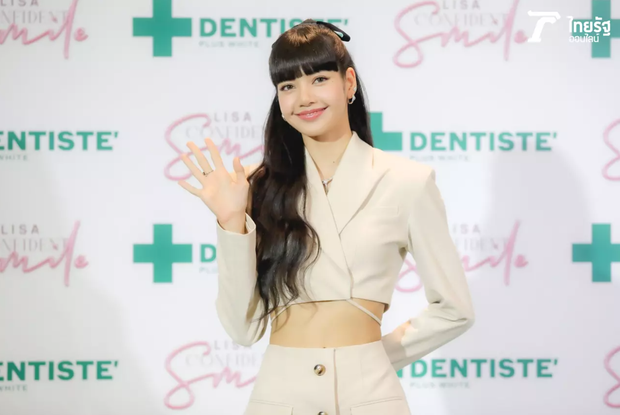 Lisa is as pretty as a living doll when she attends an event in her hometown of Thailand, who would have been given a toothpaste by the CEO with 1.2 carats of diamonds - Photo 4.