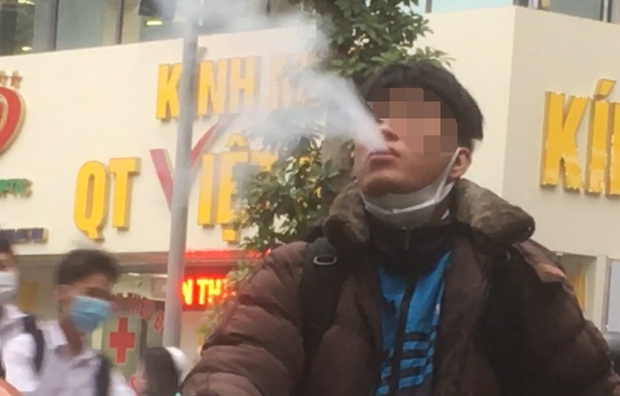 Phóng sự đặc biệt về thuốc lá điện tử ở Hà Nội: Học sinh thản nhiên “phì phèo” gần trường học, bác sĩ BV Bạch Mai đưa cảnh báo - Ảnh 4.