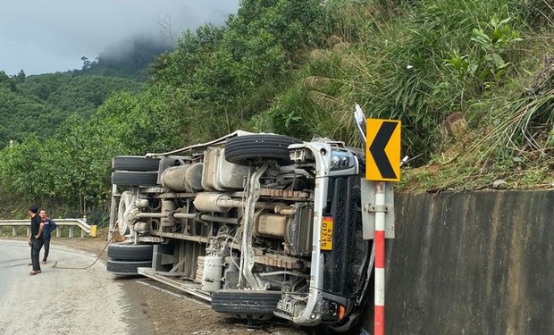 Tai nạn xe tải kinh hoàng ở Quảng Nam, 3 người tử vong - Ảnh 1.