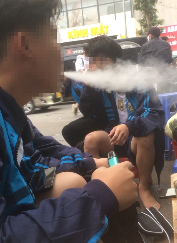 Phóng sự đặc biệt về thuốc lá điện tử ở Hà Nội: Học sinh thản nhiên “phì phèo” gần trường học, bác sĩ BV Bạch Mai đưa cảnh báo - Ảnh 3.