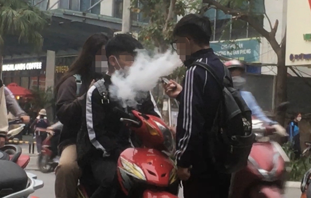 Phóng sự đặc biệt về thuốc lá điện tử ở Hà Nội: Học sinh thản nhiên “phì phèo” gần trường học, bác sĩ BV Bạch Mai đưa cảnh báo - Ảnh 2.