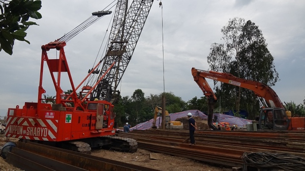 Bé trai lọt xuống trụ bê tông sâu 35m: Khó khăn khi đào đất sét cứng - Ảnh 1. Bé trai lọt xuống trụ bê tông sâu 35m: Khó khăn khi đào đất sét cứng - Ảnh 1.
