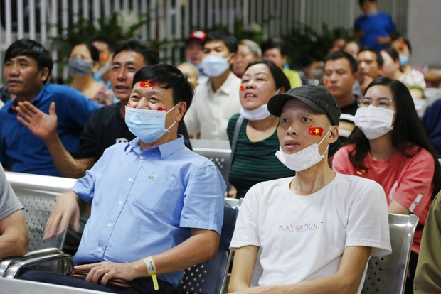 Không khí cổ vũ nồng nhiệt tại BV Chợ Rẫy: Bệnh nhân quên cơn đau để tiếp sức tuyển Việt Nam - Ảnh 11. Không khí cổ vũ nồng nhiệt tại BV Chợ Rẫy: Bệnh nhân quên cơn đau để tiếp sức tuyển Việt Nam - Ảnh 11.