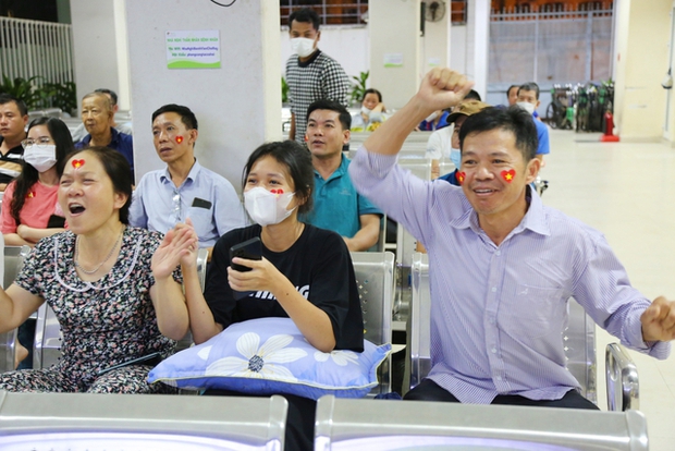 Không khí cổ vũ nồng nhiệt tại BV Chợ Rẫy: Bệnh nhân quên cơn đau để tiếp sức tuyển Việt Nam - Ảnh 6. Không khí cổ vũ nồng nhiệt tại BV Chợ Rẫy: Bệnh nhân quên cơn đau để tiếp sức tuyển Việt Nam - Ảnh 6.