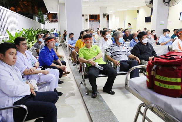 Không khí cổ vũ nồng nhiệt tại BV Chợ Rẫy: Bệnh nhân quên cơn đau để tiếp sức tuyển Việt Nam - Ảnh 4.