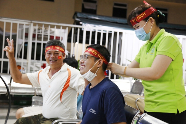 Không khí cổ vũ nồng nhiệt tại BV Chợ Rẫy: Bệnh nhân quên cơn đau để tiếp sức tuyển Việt Nam - Ảnh 3. Không khí cổ vũ nồng nhiệt tại BV Chợ Rẫy: Bệnh nhân quên cơn đau để tiếp sức tuyển Việt Nam - Ảnh 3.