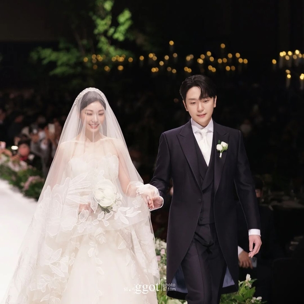 Mãn nhãn trước năm 2022 ngập hoa tươi của dàn sao xứ Hàn: Son Ye Jin - Hyun Bin hoàn thành chỉ tiêu trong 1 năm, Jiyeon có lễ cưới như mơ - Ảnh 18.