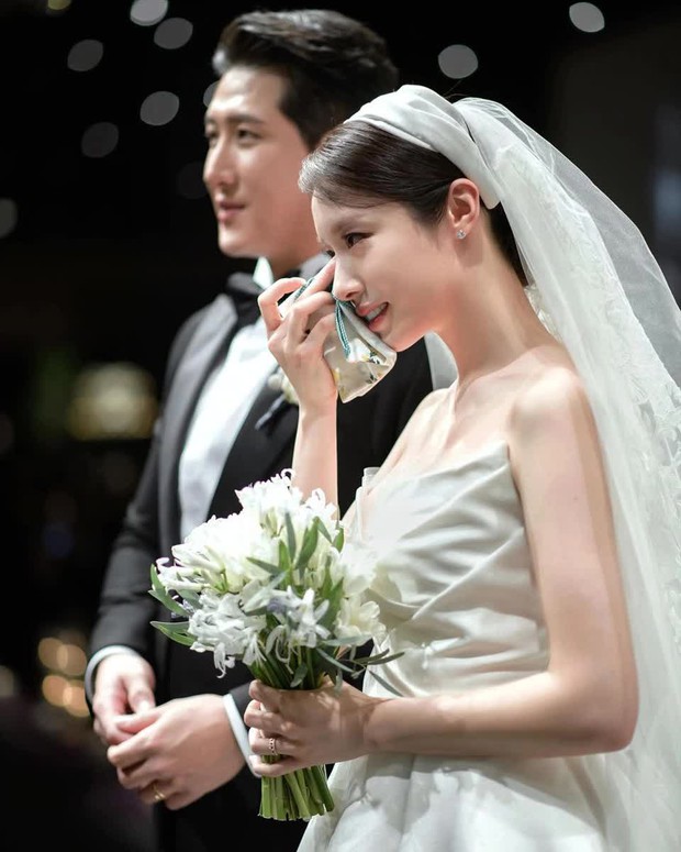Mãn nhãn trước năm 2022 ngập hoa tươi của dàn sao xứ Hàn: Son Ye Jin - Hyun Bin hoàn thành chỉ tiêu trong 1 năm, Jiyeon có lễ cưới như mơ - Ảnh 15.