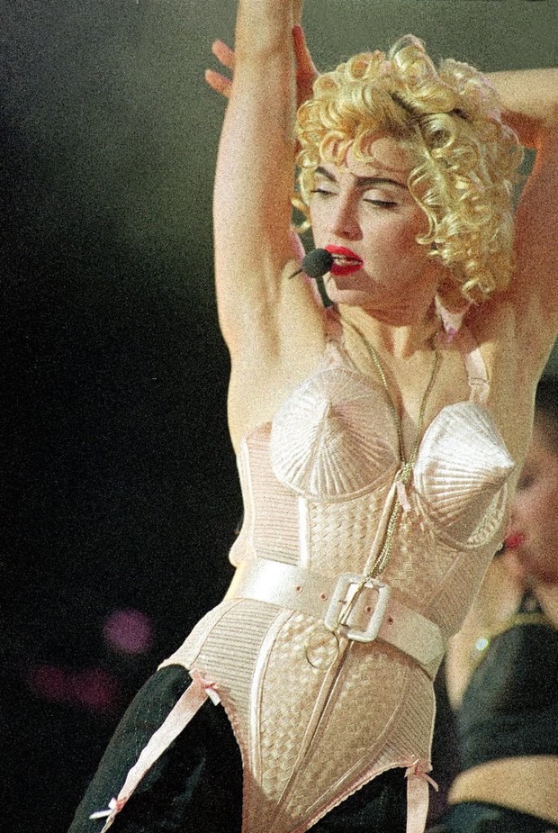 Phong cách thời trang gái hư của Madonna - Ảnh 5.
