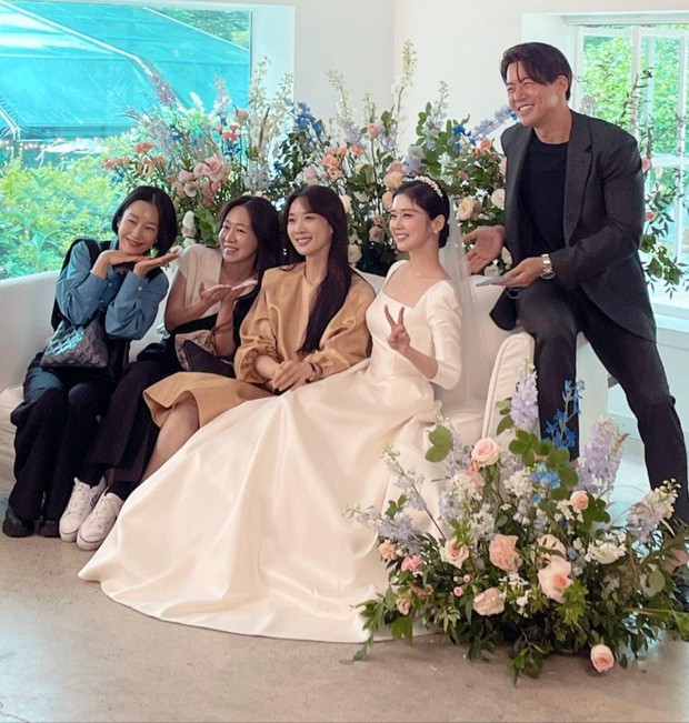 Mãn nhãn trước năm 2022 ngập hoa tươi của dàn sao xứ Hàn: Son Ye Jin - Hyun Bin hoàn thành chỉ tiêu trong 1 năm, Jiyeon có lễ cưới như mơ - Ảnh 11.